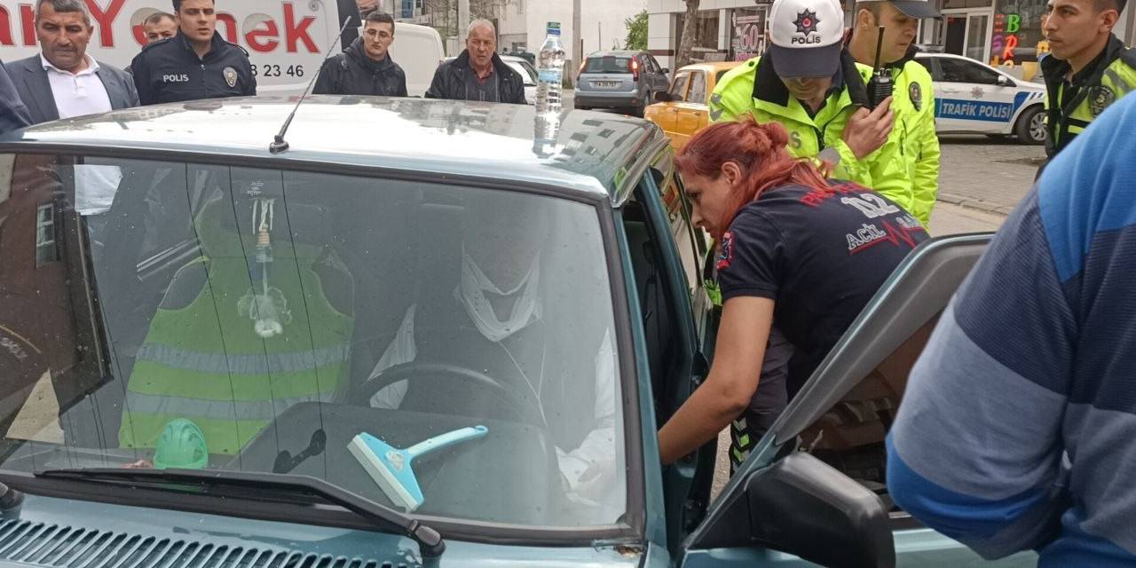 Kaza Yapan 71 Yaşındaki Sürücü Dakikalarca Araçtan İnemedi