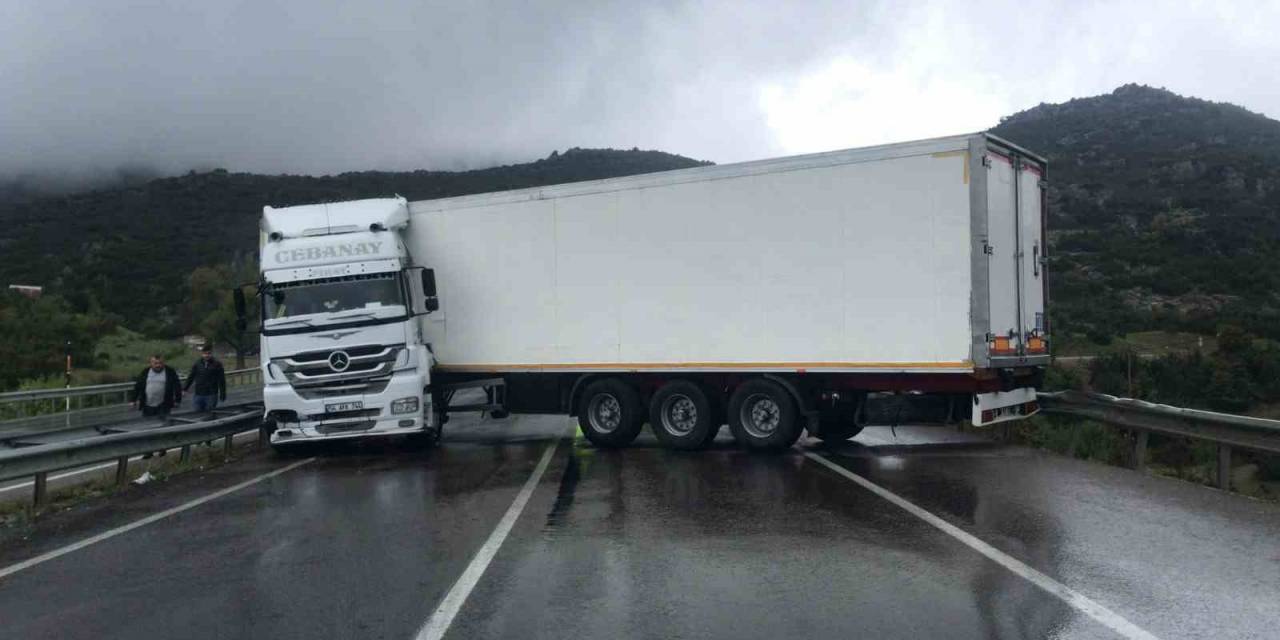 Burdur-antalya Karayolunda Tır Yolu Kapattı, Uzun Araç Kuyruğu Oluştu
