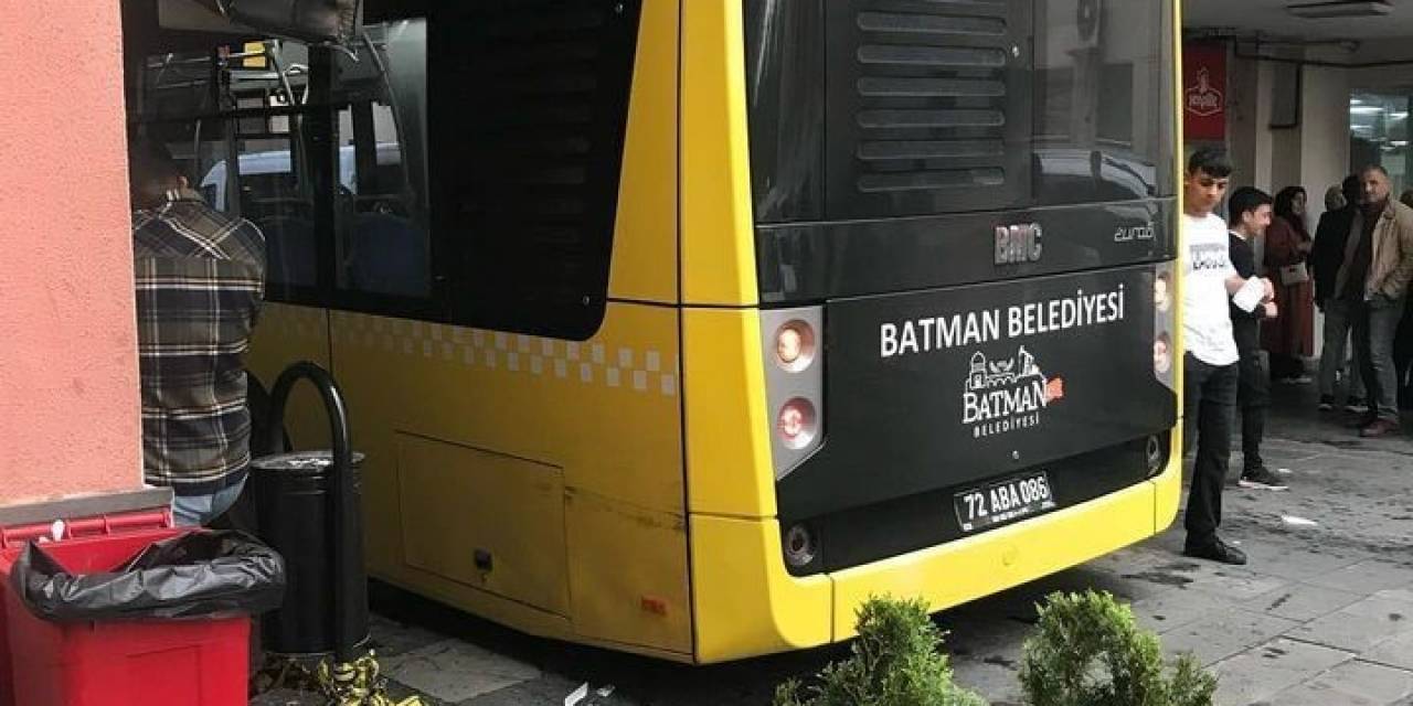 Fenalaşan Yolcuyu Hastaneye Yetiştiren Belediye Otobüsü Acil Girişinde Sıkıştı