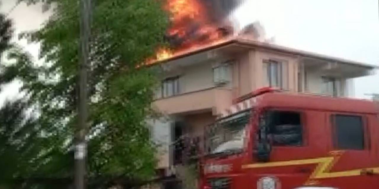 İki Katlı Apartmanın Çatısı Alev Alev Yandı