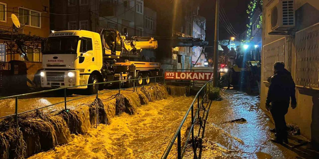 Sağanak İle Gelen Taşkın Araçları Sürükledi