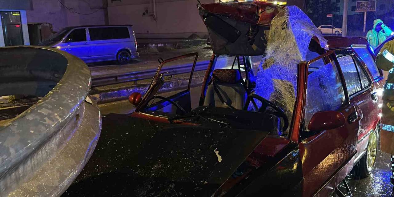 Otomobil Bariyerlere Saplanıp Parçalandı: 3 Kişi Yaralandı