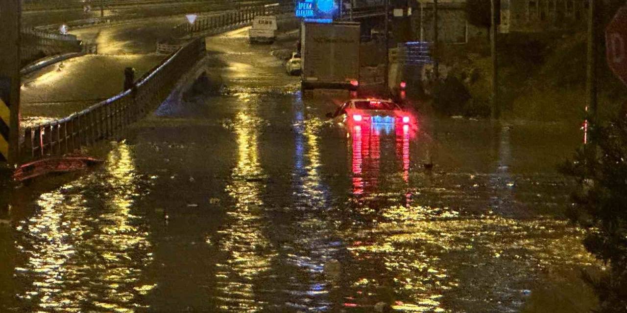 Kuşadası’nda Sağanak Yağış: Yollar Göle Döndü, Sürücüler Zor Anlar Yaşadı
