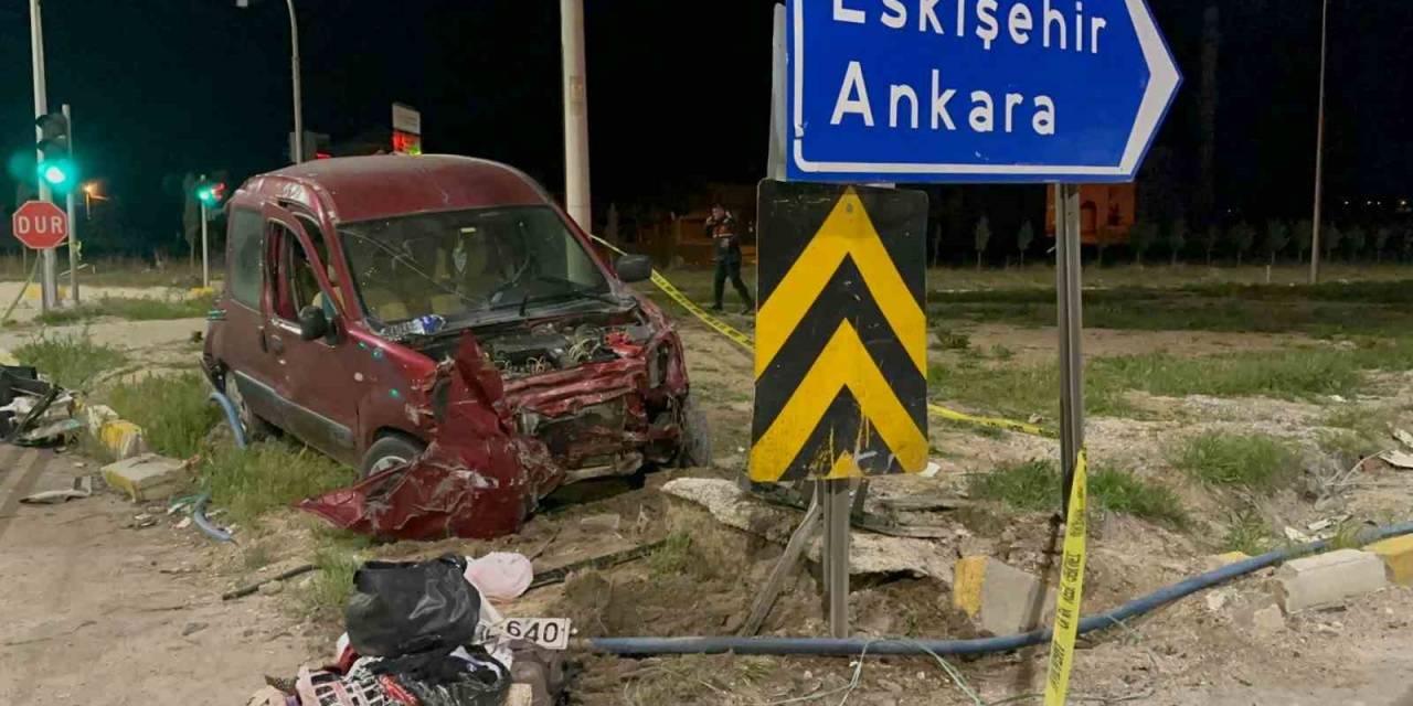 Tırın Çarptığı Hafif Ticari Araç Savrulup Bir Başka Tıra Çarptı: 2 Ölü