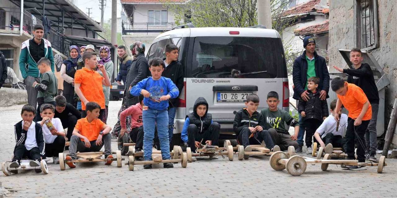 Çocuklar Tahta Arabalarla Birincilik İçin Yarıştı