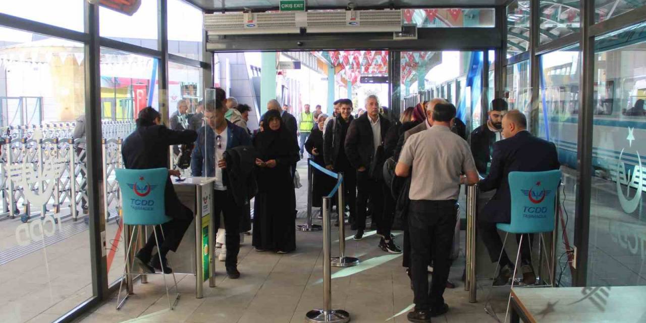 Yht İlk Sivil Seferine Tam Kapasite Çıktı