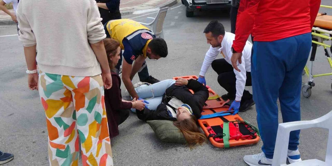 Otomobilin Çarptığı Motosiklet Sürücüsü Genç Kız Hastanelik Oldu