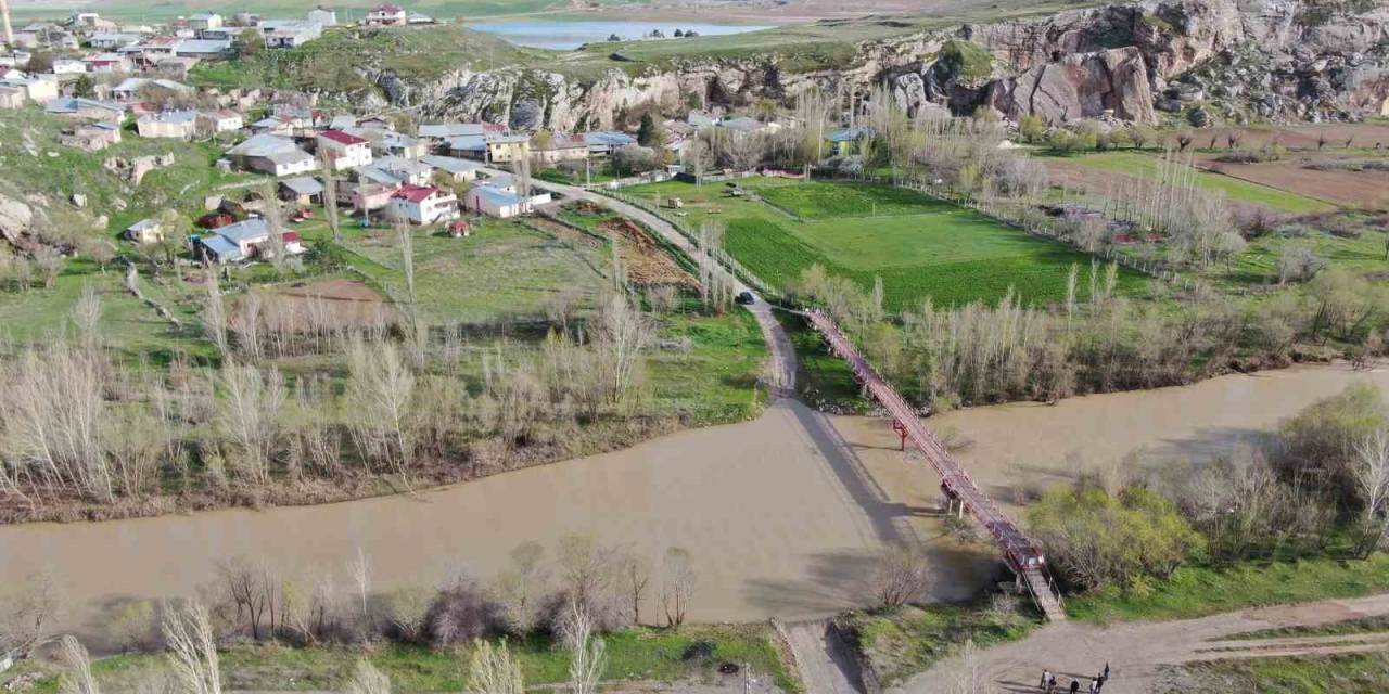 Hasar Gören Köprü Nedeniyle Yolları 10 Kilometre Uzadı