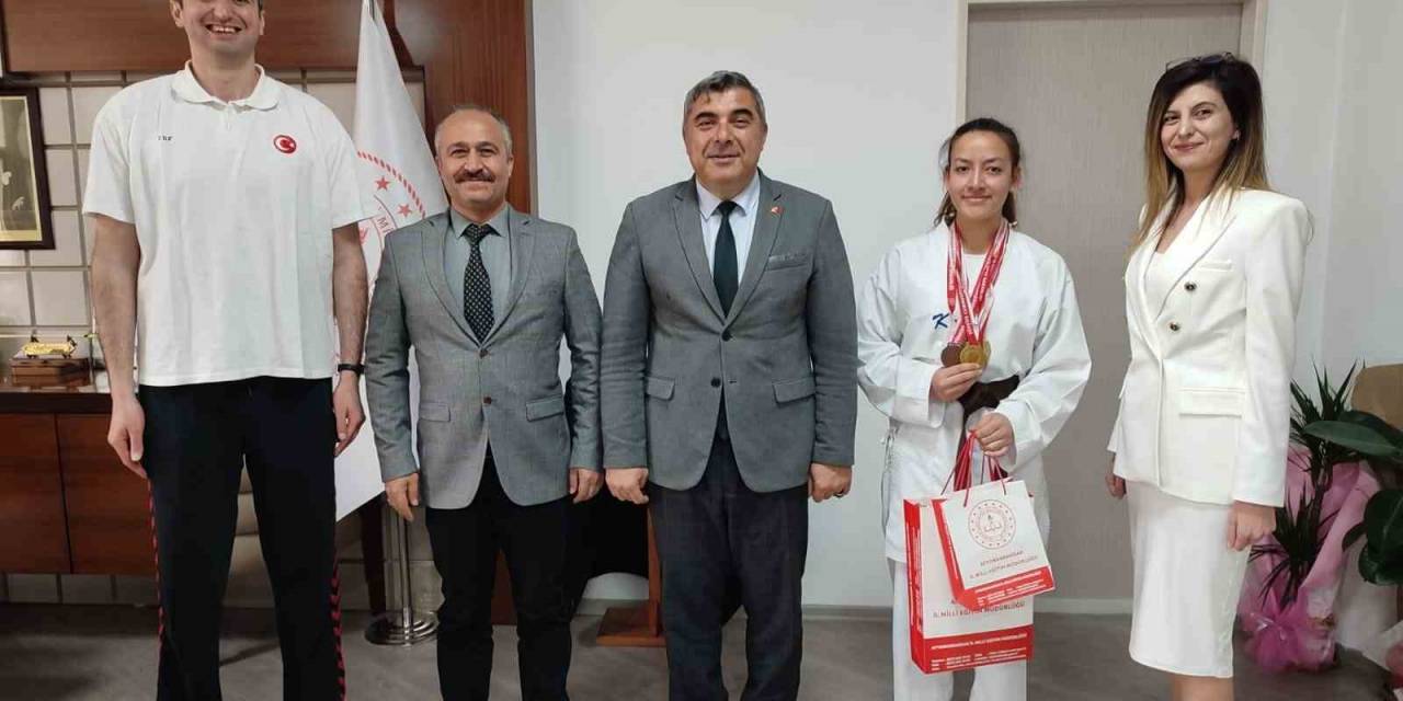 Karate Bölge Üçüncüsünden Müdür Sünnetci’ye Ziyaret