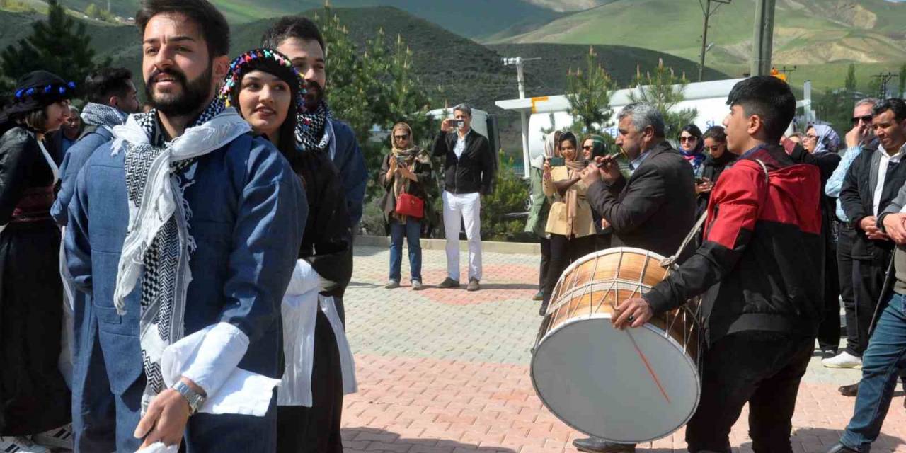 Yüksekova’ya Gelen İran Kafilesine Davullu-zurnalı Karşılama