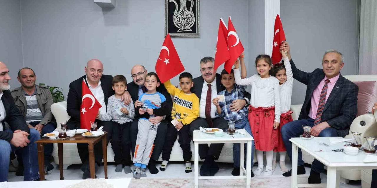 Başkan Bıyık, Türkiye Yüzyılı İçin Kapı Kapı Geziyor