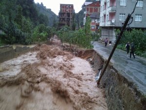 Rize'de Sağanak Yağış Sele Dönüştü
