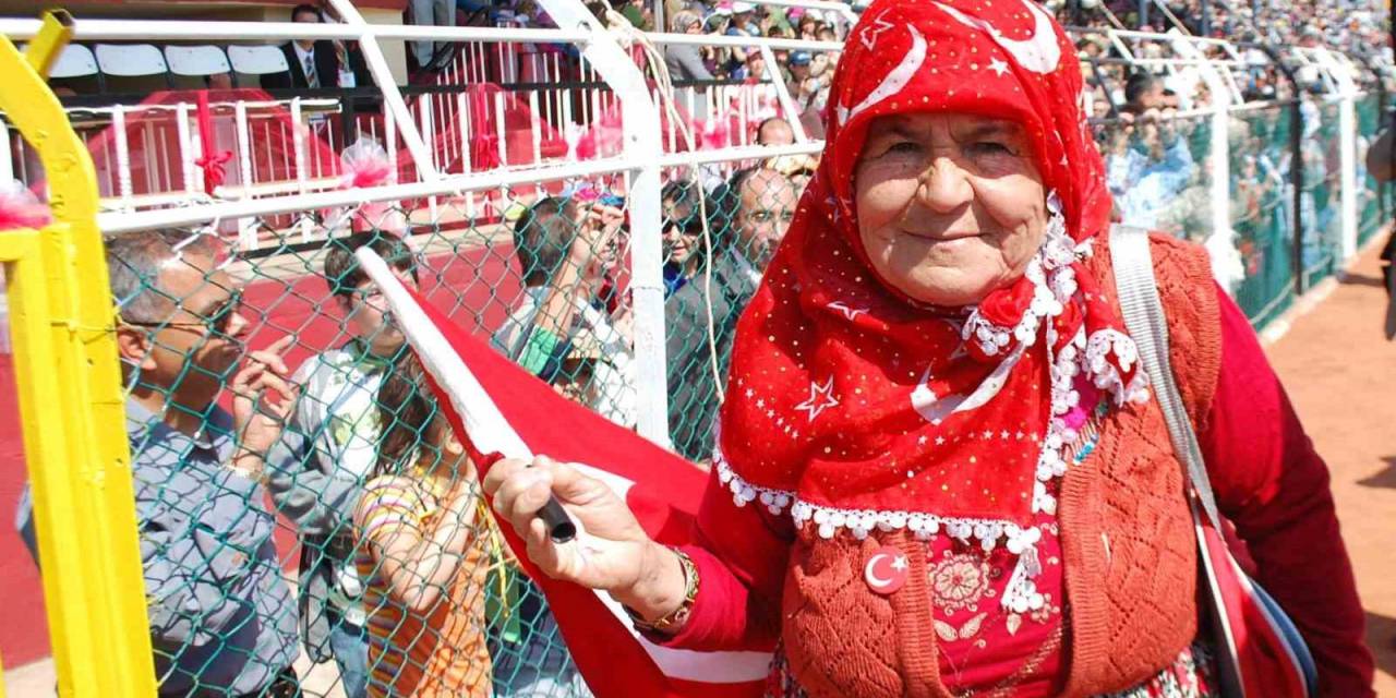 Aydın’daki Törenlerin Neşesi ’efe Nine’ Sevenlerini Üzdü
