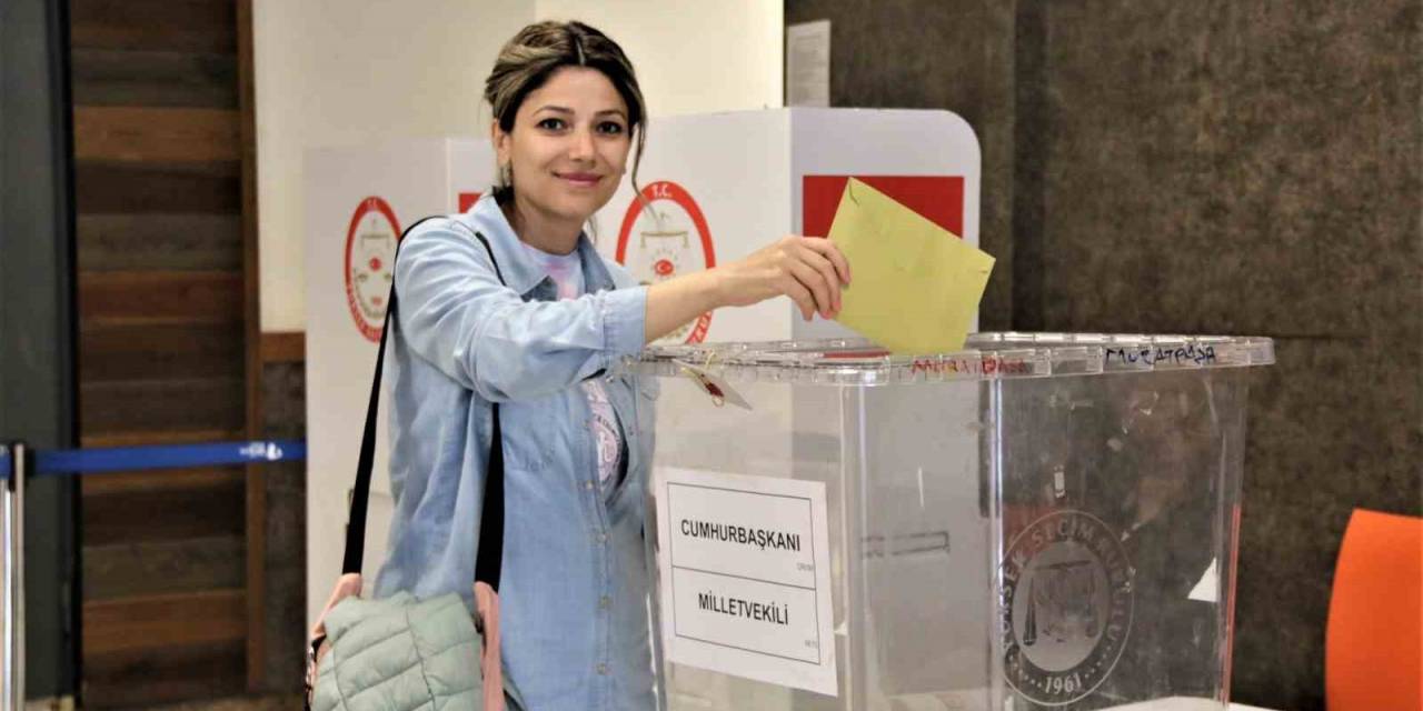 Antalya’da Tatilciler Oy Vermek İçin Havalimanına Koştu