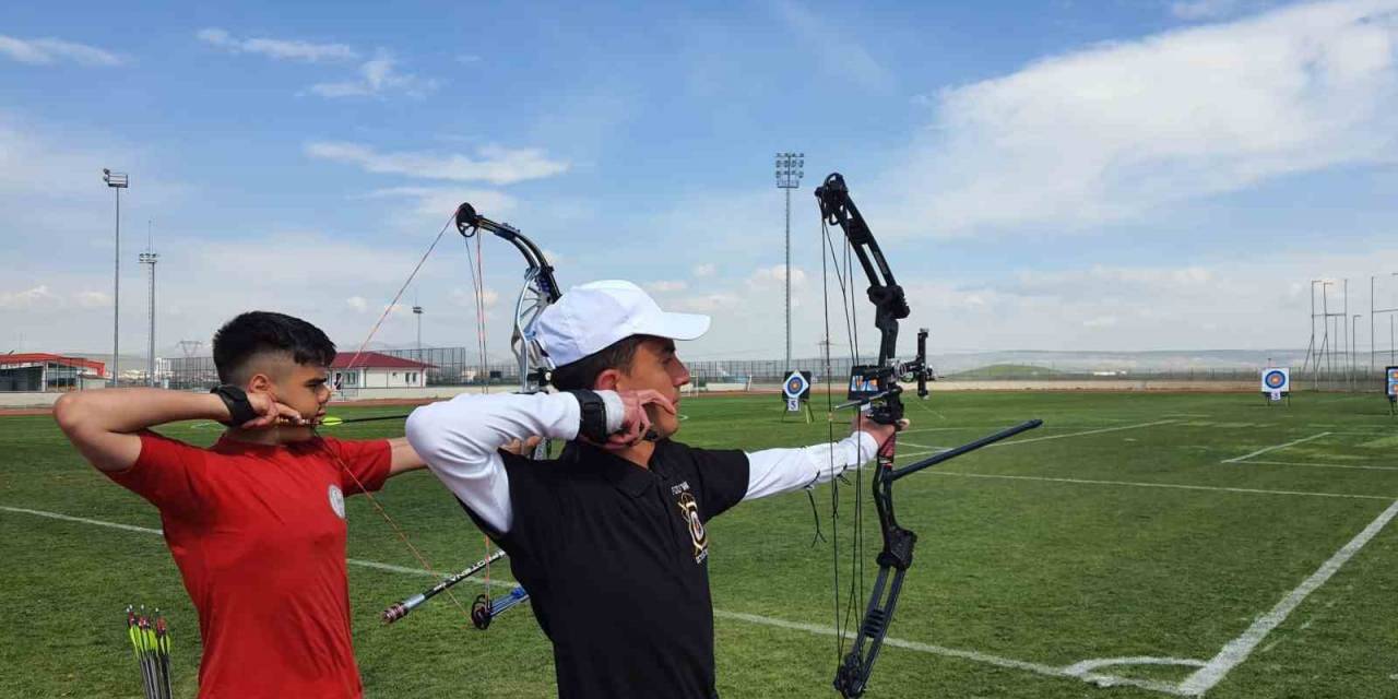 Afyonkarahisar’da Okçuluk Müsabakaların Birincileri Belli Oldu