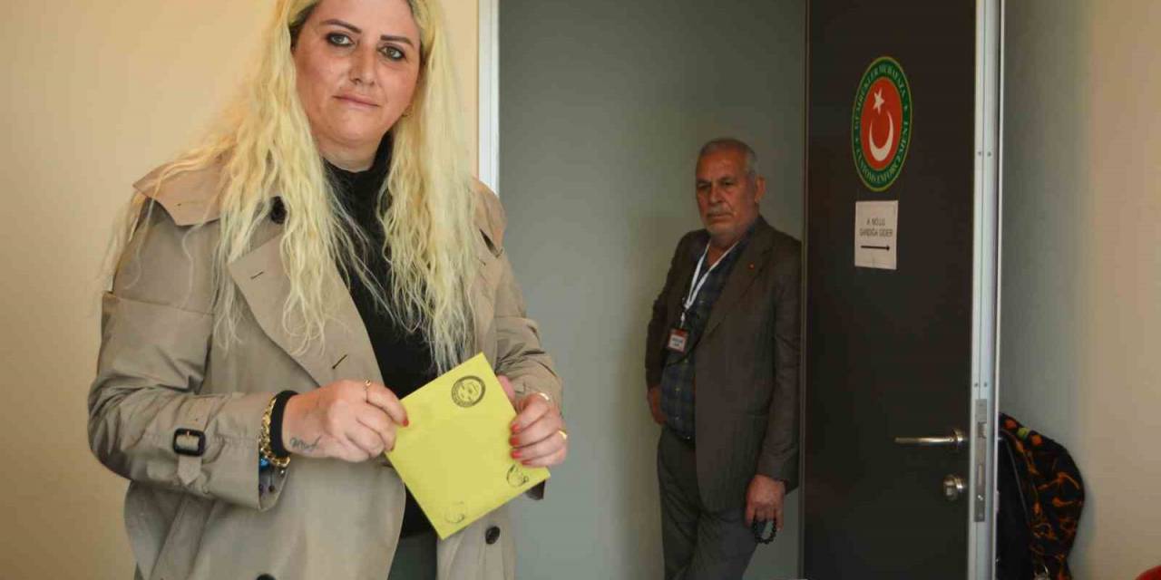 Ayvalık’ta Deniz Hudut Kapısı’nda Yurt Dışı Seçim Kütüğüne Kayıtlı Vatandaşlar Oy Kullanmaya Başladı