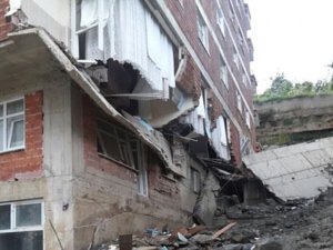 Rize'de Şiddetli Yağmur Binanın Yarısını Çökertti