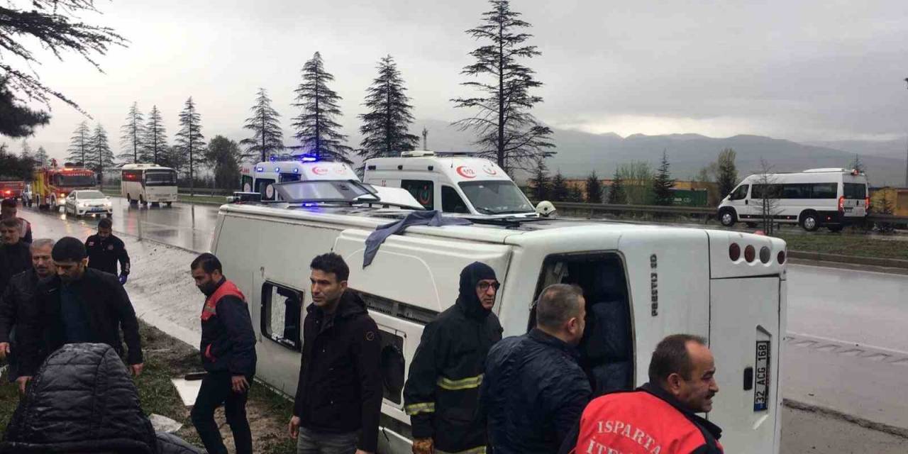 Isparta’da Servis Aracı Devrildi: 17 Yaralı