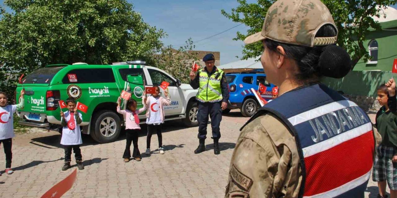 Siirt’te Jandarma Ekipleri Bakanlığın Projesini Öğrencilere Anlatı