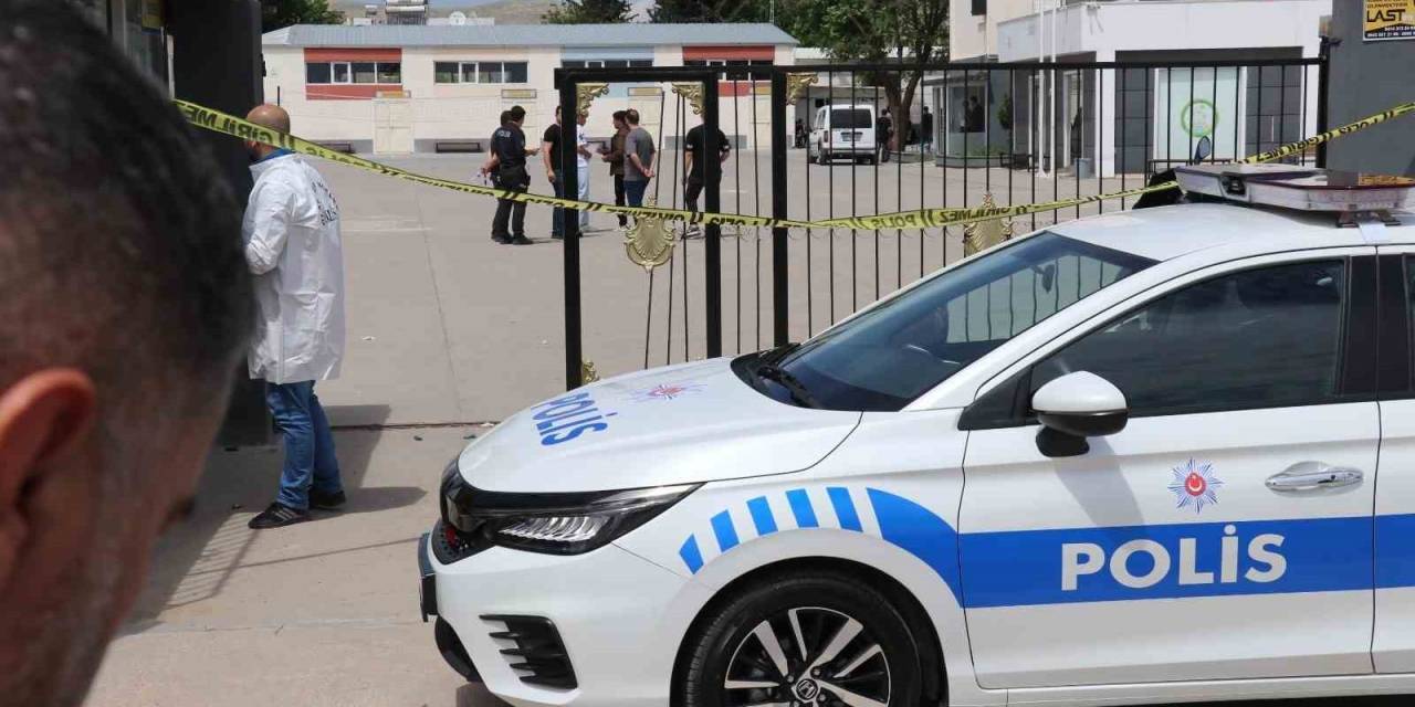 Okul İdaresiyle Tartışan Öğrenci Silahla Okulu Bastı: 3 Yaralı