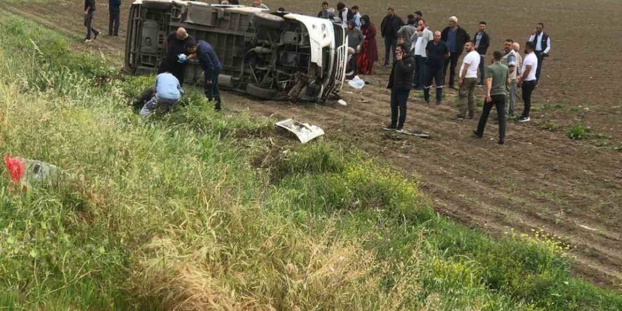 Minibüs İle Kamyon Çarpıştı: 10 Yaralı