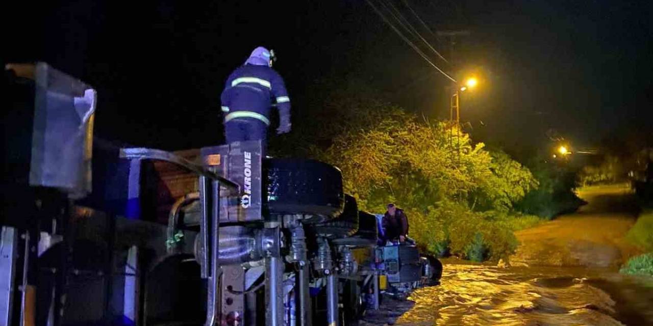 Kırklareli’nde Tır Dereye Devrildi: Sürücü İtfaiye Tarafından Kurtarıldı
