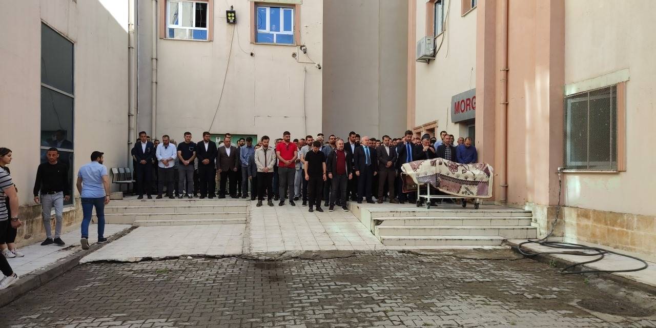 Silopi’de Hayatını Kaybeden Okul Müdürü, Öğrencileri Ve Sevenleri Tarafından Memleketine Uğurlandı