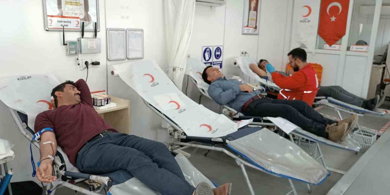 Dicle’de Vatandaşlar Kızılay’a Kan Bağışında Bulundu