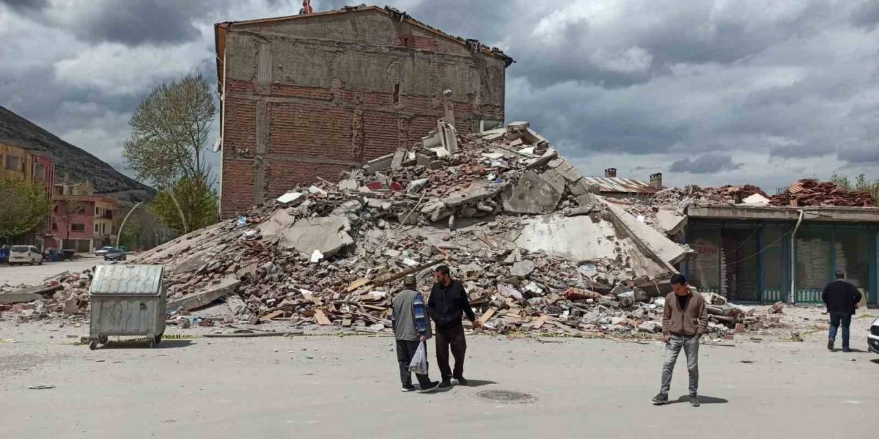 Depremin Merkez Üssü Elbistan’da Ağır Hasarlı Bina Çöktü