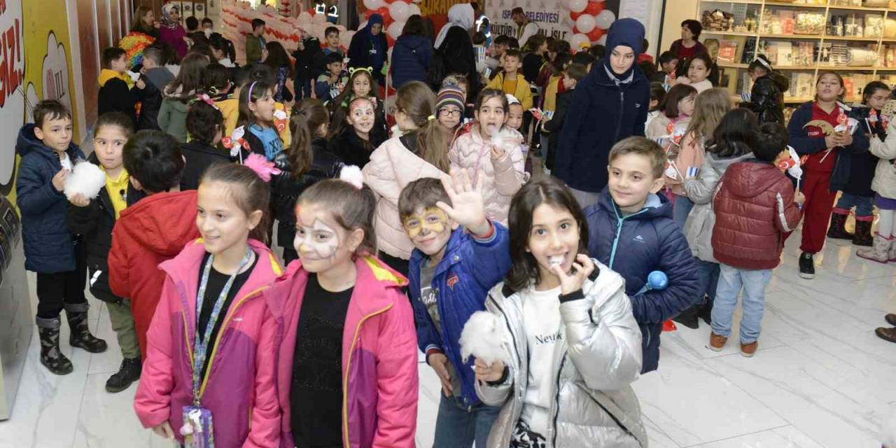 Isparta Belediyesi Tarafından Düzenlenen Çocuk Festivali Başladı