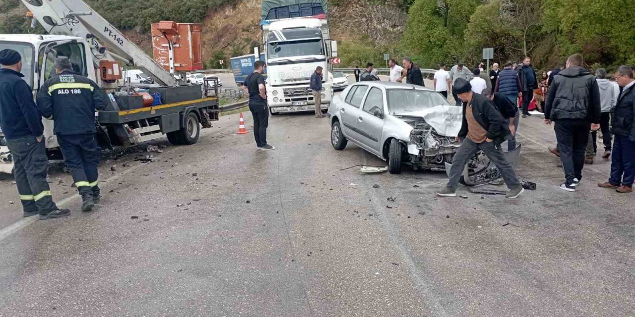 Eğirdir’de Kamyonet İle Otomobil Çarpıştı: 5 Yaralı