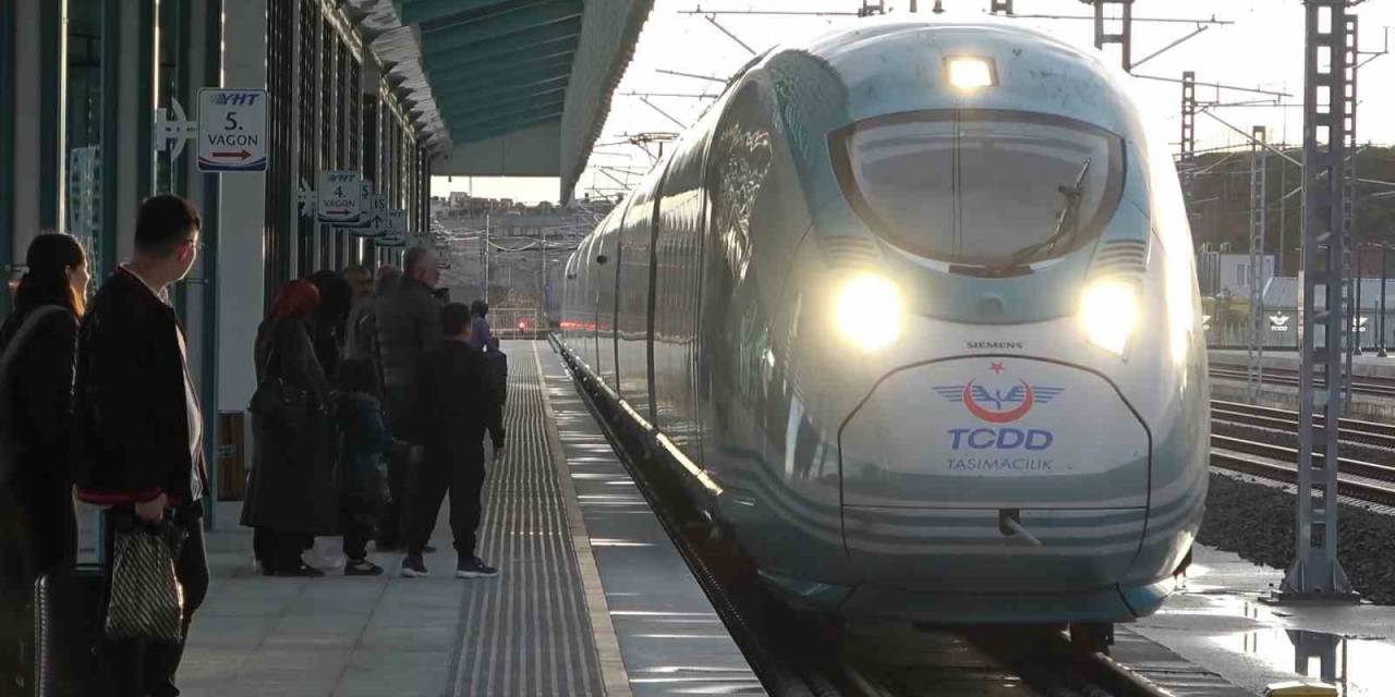 Cumhurbaşkanı Erdoğan Duyurmuştu, Ücretsiz Seyahatler Başladı: Vatandaşlar Yht Garına Akın Etti