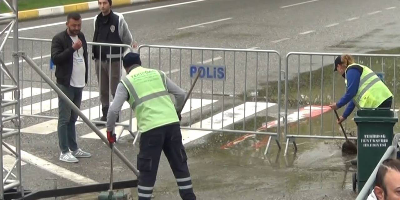 Chp’li Belediye, Miting Öncesi Göle Dönen Alanı Temizledi