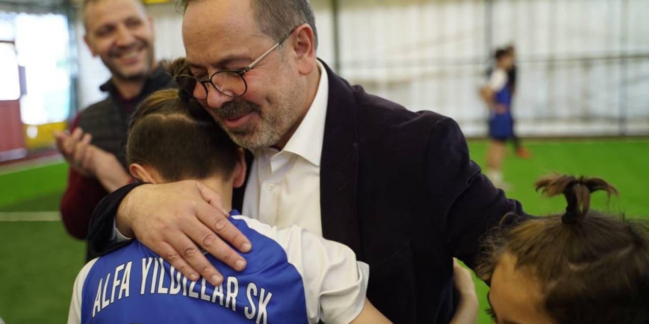 İstanbul 3. Bölge Milletvekili Adayı Dalkılıç, Minik Futbolcularla Maç Yaptı