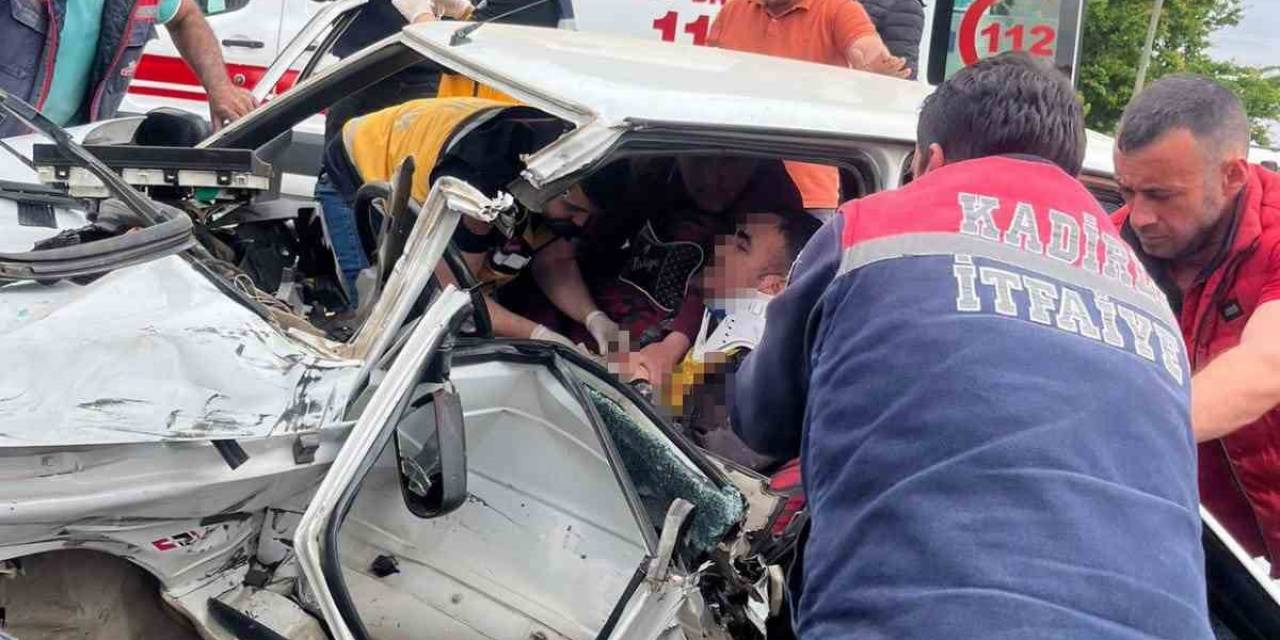 Servis Minibüsü İle Otomobil Çarpıştı: 1 Ağır Yaralı