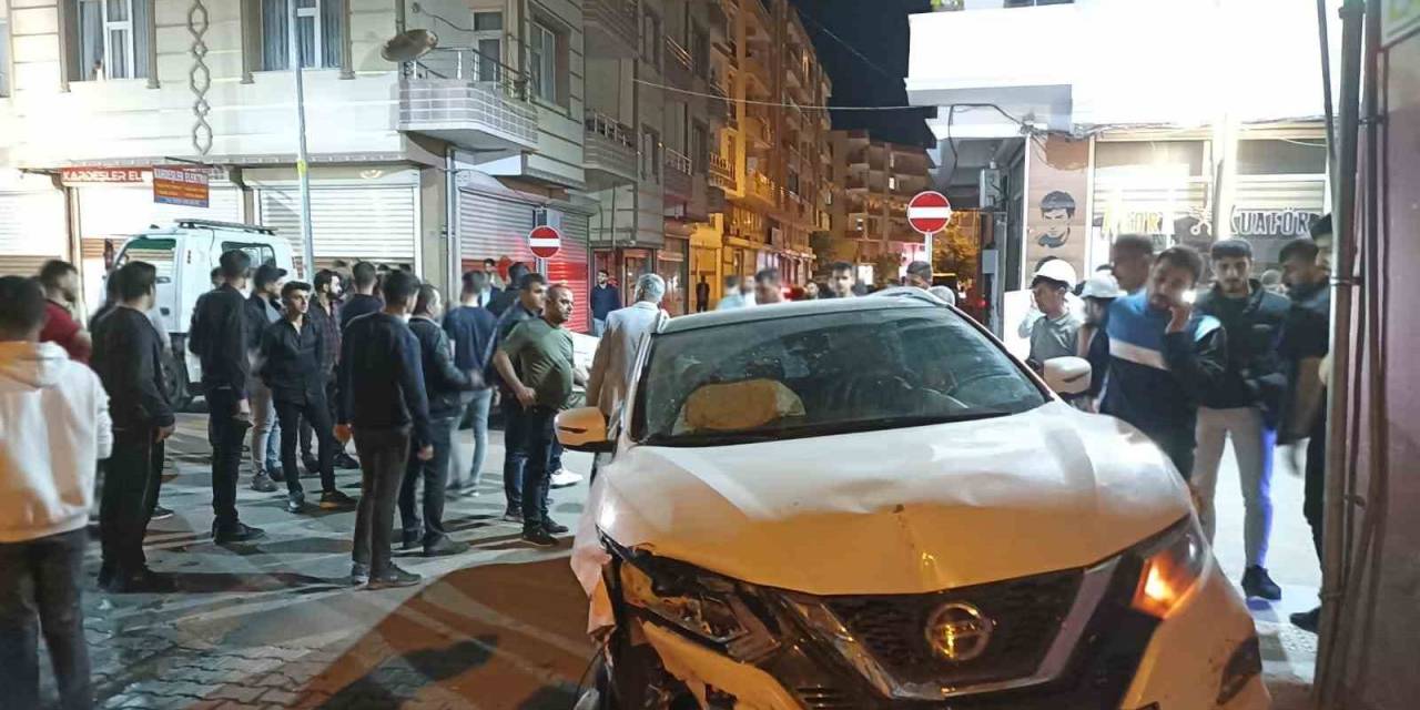 Bismil’de Otomobiller Kafa Kafaya Çarpıştı