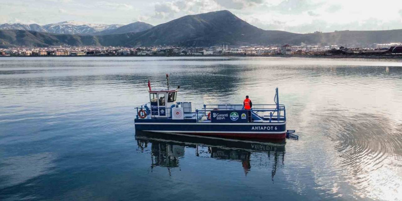 Mavi Nefes Projesi Kapsamında Van Gölü’nde Temizliğe Başlandı