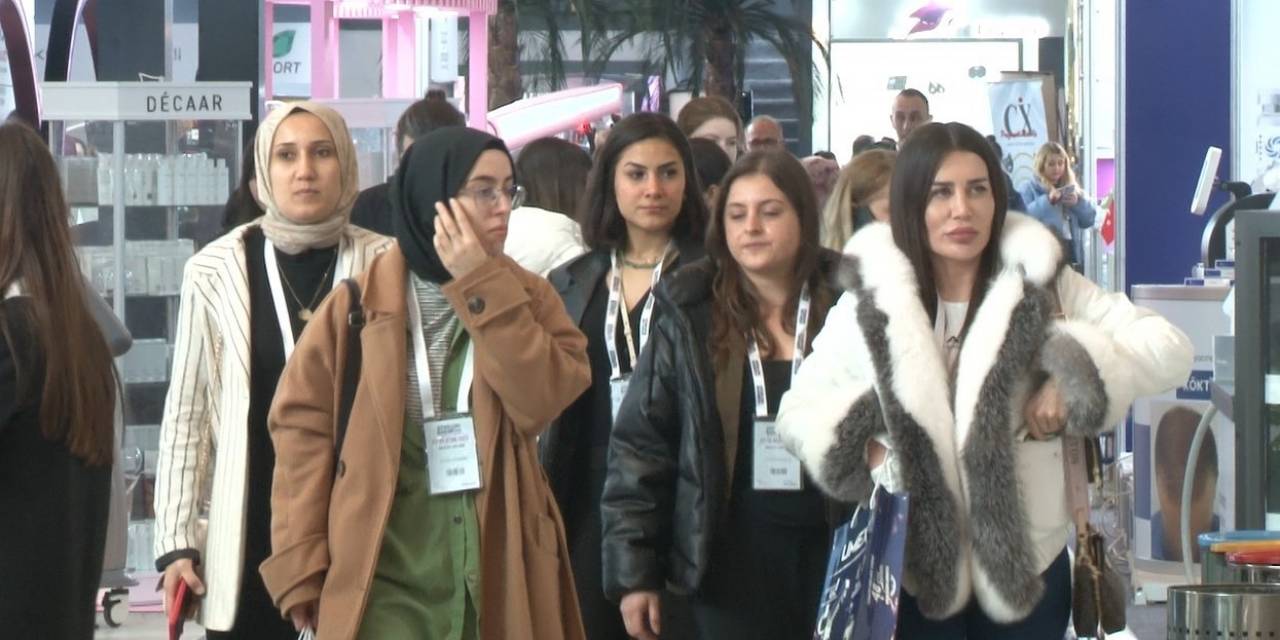 Kadınlardan Güzellik Ve Kozmetik Ürünlerine Yoğun İlgi