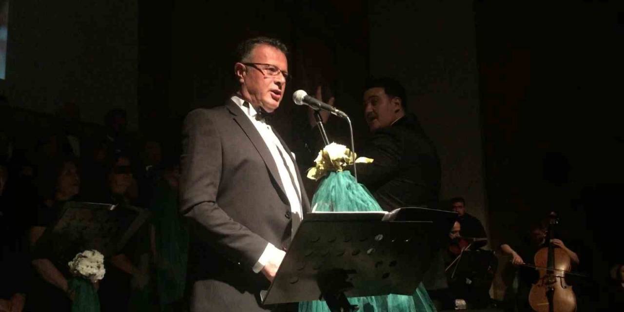 Başkan Bu Kez Kürsüde Değil Sahnede Coşturdu