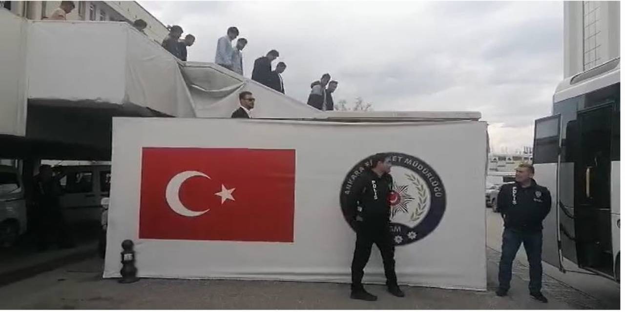 Ankara Merkezli 3 İlde Düzenlenen Operasyonda 100 Kaçak Göçmen Yakalandı