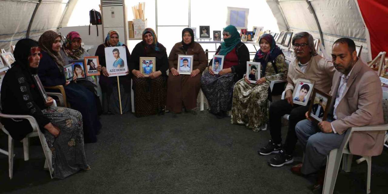 Hdp Önündeki Ailelerin Evlat Nöbeti Bin 334 Gündür Sürüyor