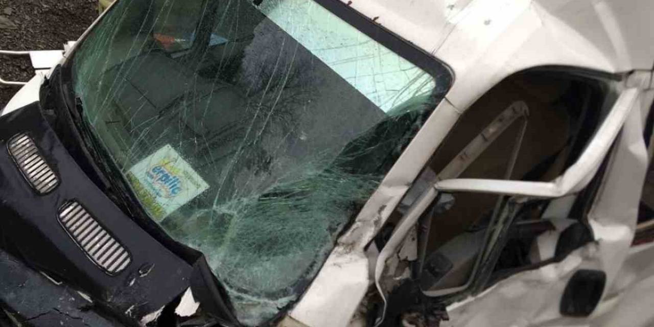Erpiliç İşçilerini Taşıyan Minibüs Kazaya Karıştı: 2 Ölü, 19 Yaralı