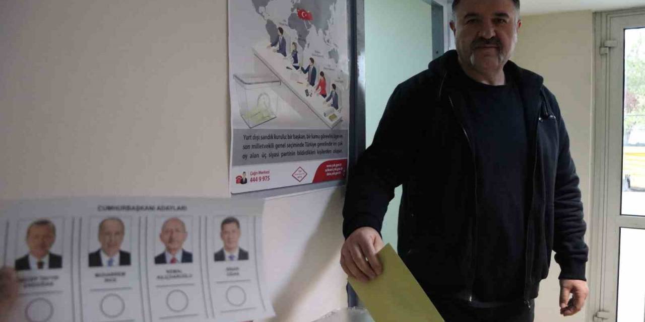 Yurtdışında Kalan Vatandaşlar Oylarını Kullanıyor