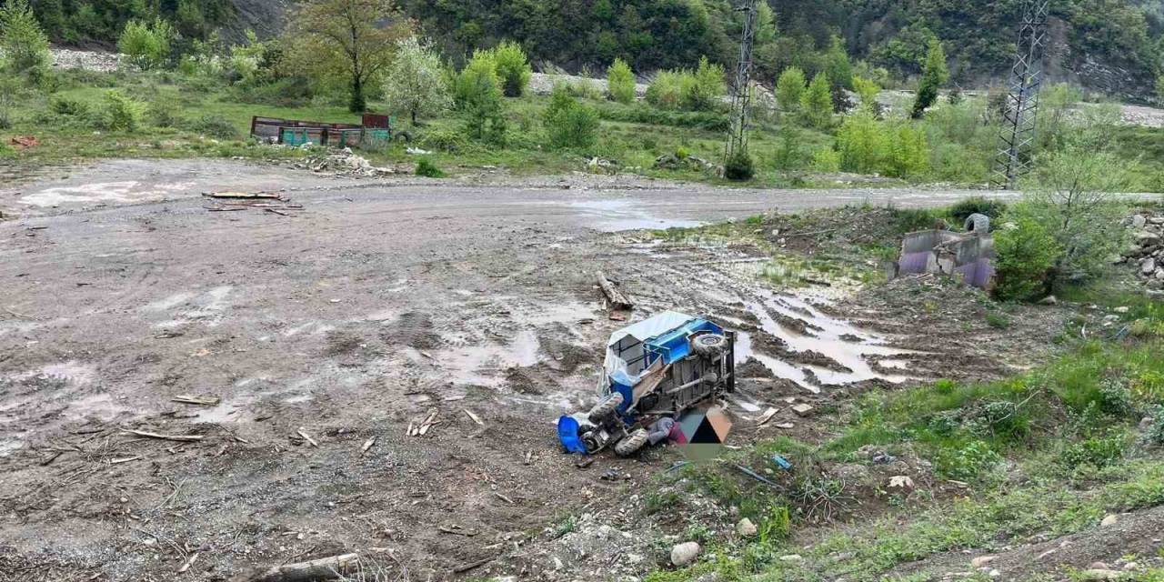 Tarım Aracı Dere Yatağına Devrildi: 1 Ölü, 1 Yaralı