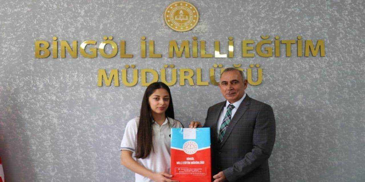 Öykü Yarışmasında Dereceye Girenlere Ödülleri Verildi