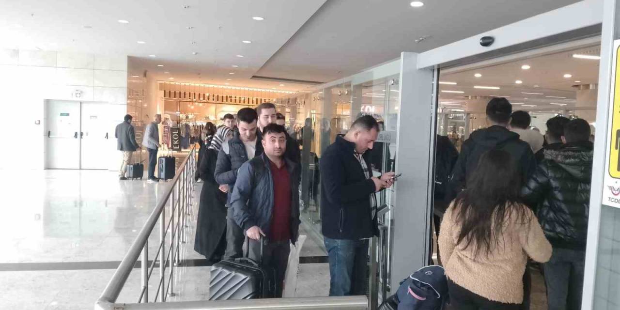 Vatandaşlar Yeni Açılan Ankara-sivas Yüksek Hızlı Treni Önünde Uzun Kuyruklar Oluşturdu