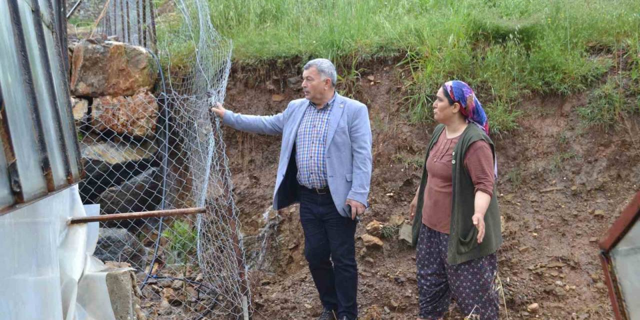 Gazipaşa’da Dere Taştı, Domates Serası Sular Altında Kaldı