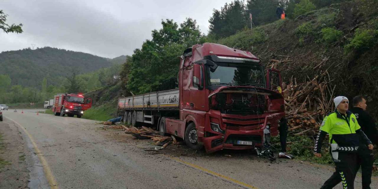Tokat’ta Odun Yüklü Tır Devrildi: 1 Yaralı