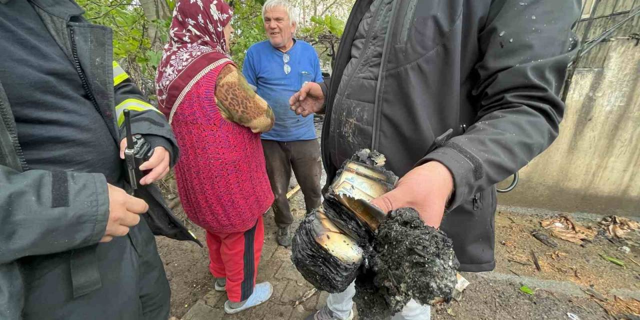 İki Katlı Binanın Çatısı Alev Alev Yandı: 30 Bin Tl’lik Birikimi Kül Oldu