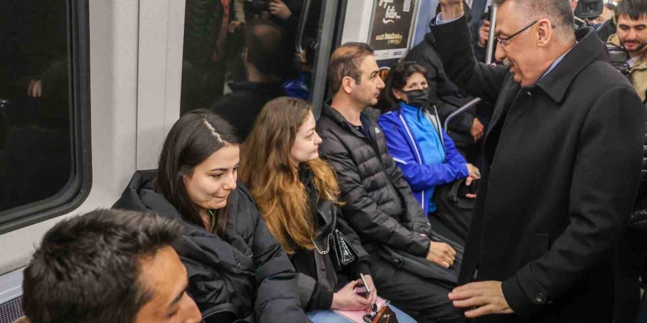 Cumhurbaşkanı Yardımcısı Oktay, Ankara Metrosunda Vatandaşlarla Sohbet Etti